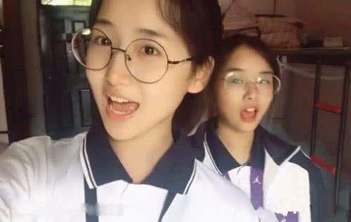 抖音“最美校服妹”火了,当她脱下校服,网友:社会姐你最美!