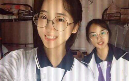 抖音“最美校服妹”火了,当她脱下校服,网友:社会姐你最美!