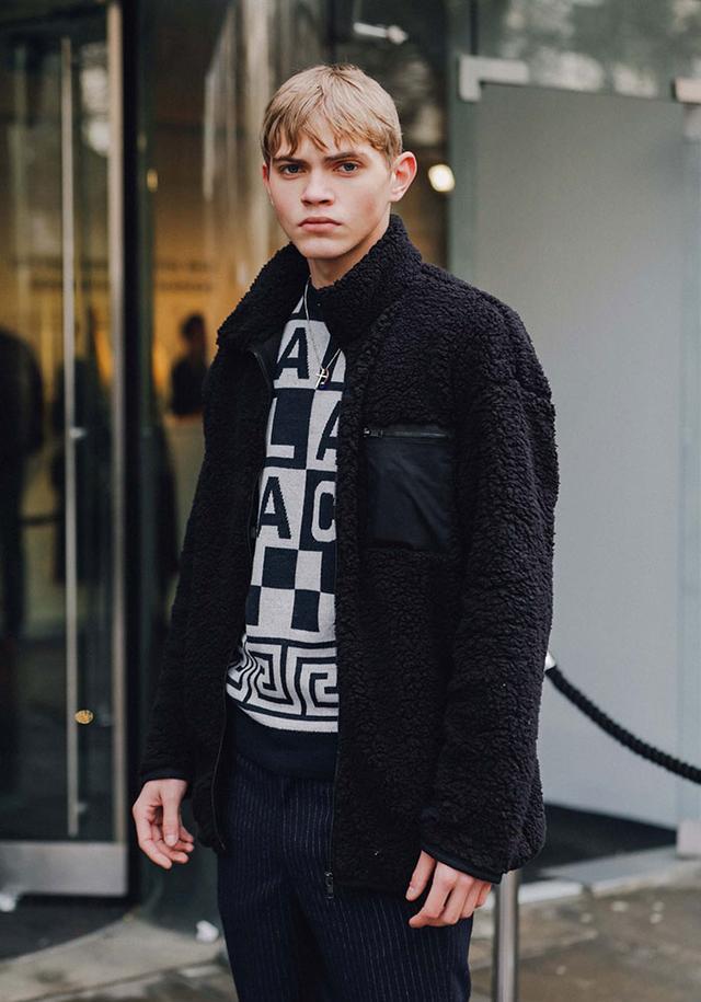 街拍才是最接近帅哥的方式,百试不爽!