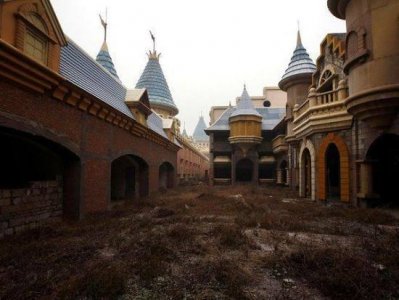 ​曾是亚洲最大游乐园，如今却长满了荒草，而且这个乐园就在中国