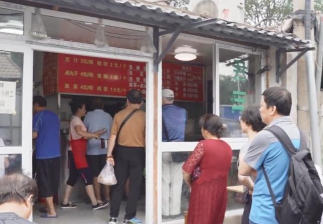北京最火爆的豆汁店,顾客都闻臭而来,配焦圈这才是地道老北京味