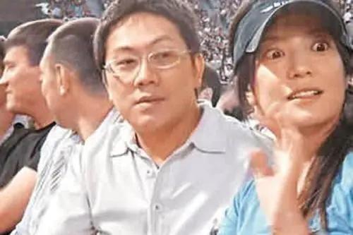 他与赵薇相爱多年,最后却娶了赵薇的闺蜜,如今孩子都三个了