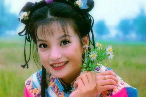 他与赵薇相爱多年,最后却娶了赵薇的闺蜜,如今孩子都三个了