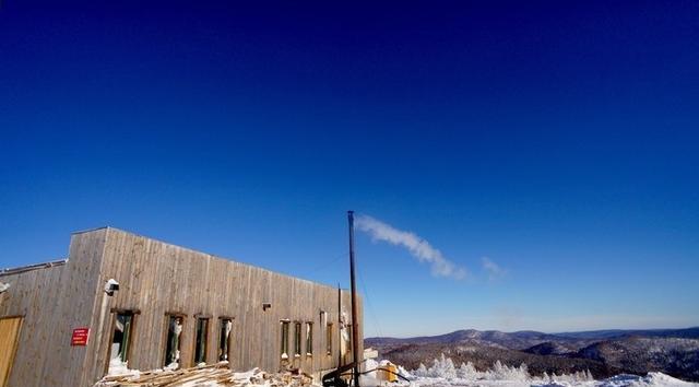 羊草山是中国雪乡最高的一座山,位于雪乡西北角