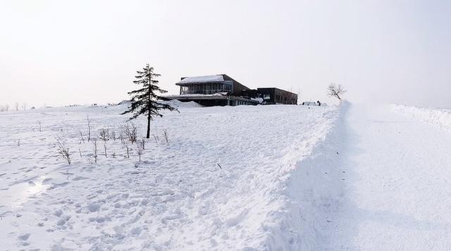 羊草山是中国雪乡最高的一座山,位于雪乡西北角