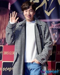 ​李光洙跳舞合集lasong（韩男星李光洙受邀参加香港国际电影节）