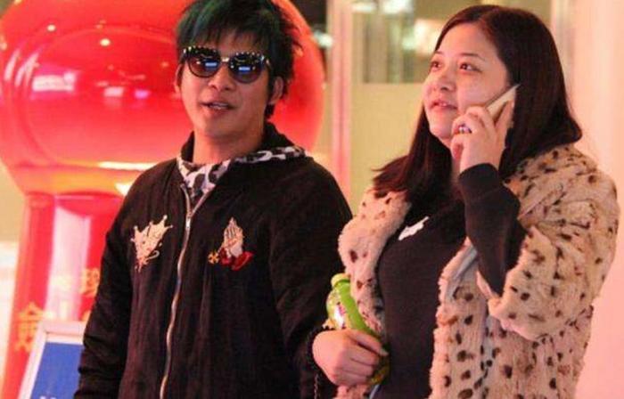 “睡了”经纪人的4位男星，网友：只服第三位相守22年才修成正果