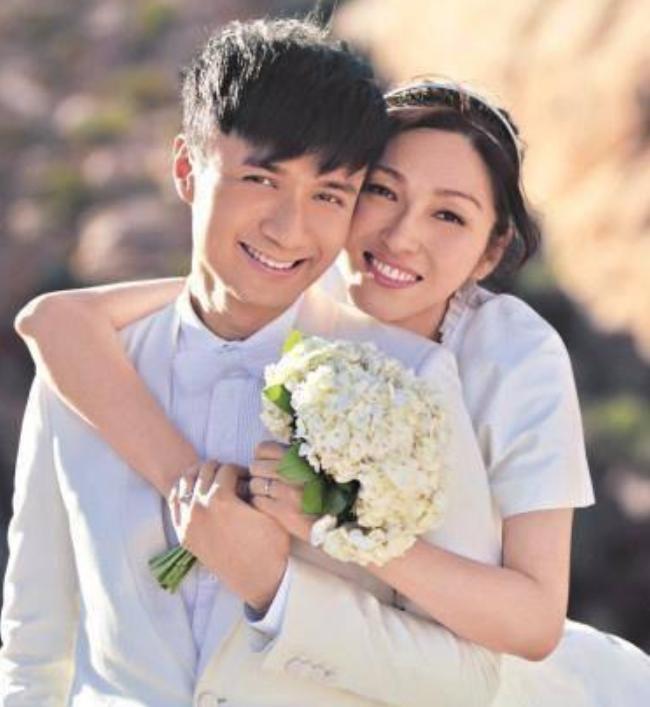 “睡了”经纪人的4位男星，网友：只服第三位相守22年才修成正果