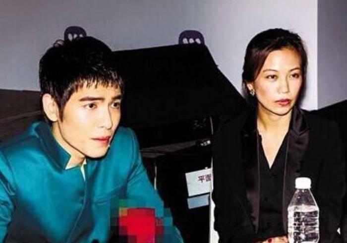 “睡了”经纪人的4位男星，网友：只服第三位相守22年才修成正果