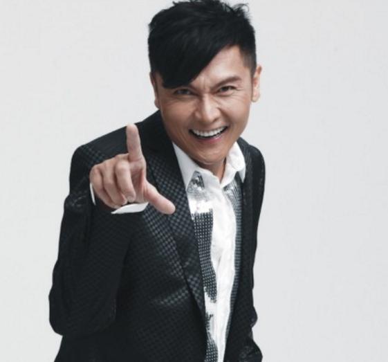 他曾经是TVB最火的小生,因得罪媒体被雪藏,如今落魄成三线演员