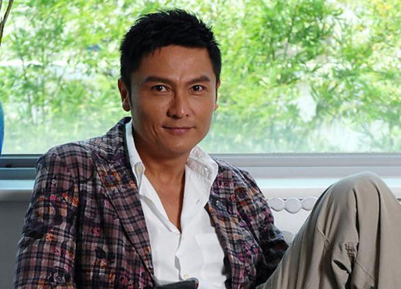 他曾经是TVB最火的小生,因得罪媒体被雪藏,如今落魄成三线演员