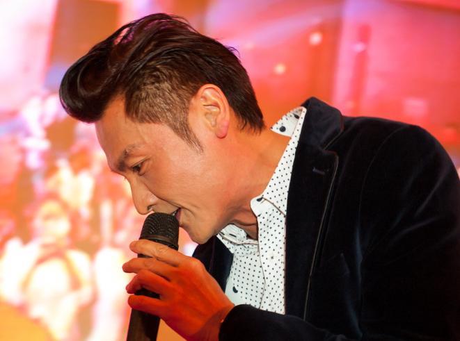 他曾经是TVB最火的小生,因得罪媒体被雪藏,如今落魄成三线演员