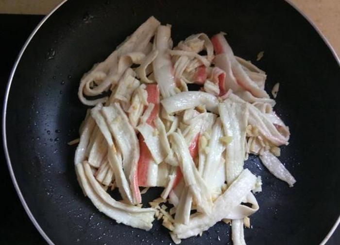 蟹棒咋做都好吃,香浓绵软,口感丰富,孩子最爱了