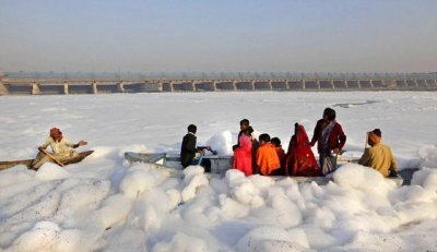 ​这是全球最脏的河流，一米高的白色泡沫笼罩了整片河流