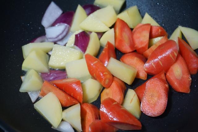 家常咖喱牛肉土豆的正宗做法（3分钟学会咖喱土豆牛肉）(7)