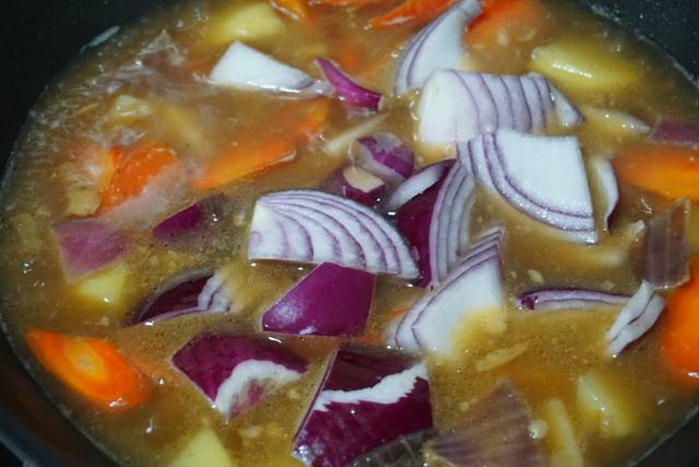 家常咖喱牛肉土豆的正宗做法（3分钟学会咖喱土豆牛肉）(9)