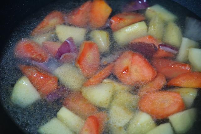 家常咖喱牛肉土豆的正宗做法（3分钟学会咖喱土豆牛肉）(8)