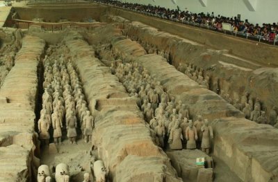 ​兵马俑是用真人做制作的吗？一尊裂开的兵马俑 揭开了真相