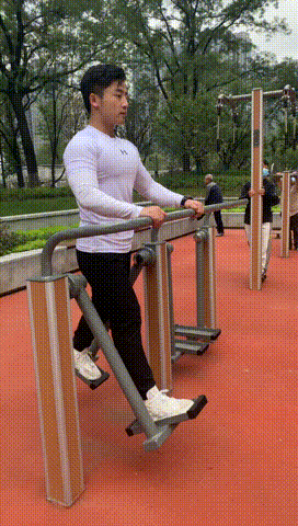 公园健身器材都有什么（公园的健身器材还能这么玩）(8)