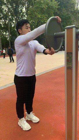 公园健身器材都有什么（公园的健身器材还能这么玩）(14)