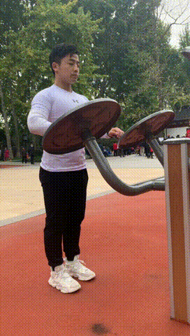 公园健身器材都有什么（公园的健身器材还能这么玩）(11)