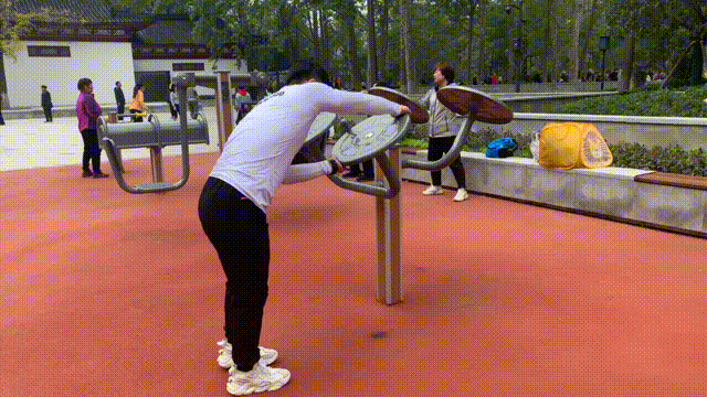 公园健身器材都有什么（公园的健身器材还能这么玩）(13)