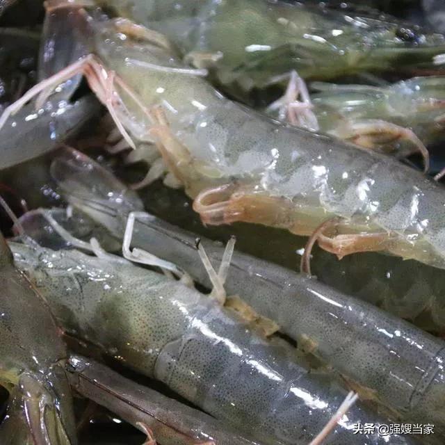 水煮虾的正确做法不发黑（水煮大虾牢记4不放2多放）(10)