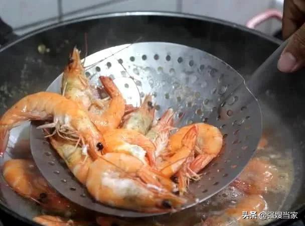 水煮虾的正确做法不发黑（水煮大虾牢记4不放2多放）(11)
