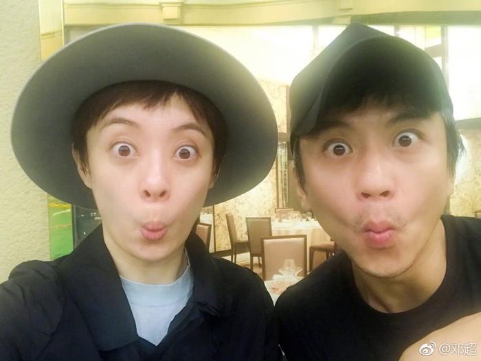 刘涛王珂游玩被偶遇，甜蜜牵手路边吃小吃，王珂耐心为妻子拍美照