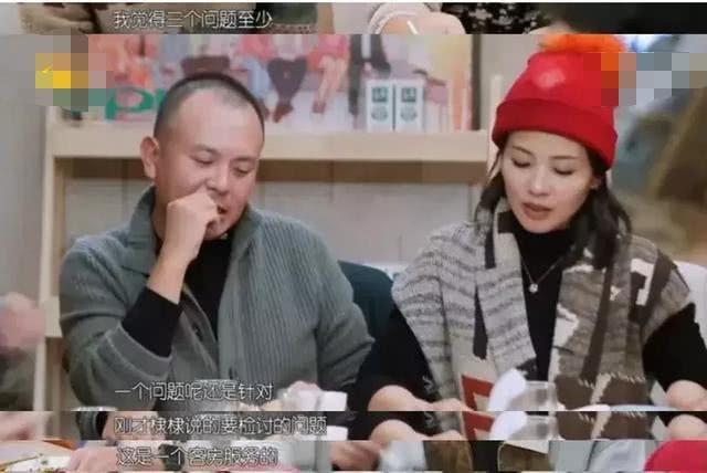 刘涛王珂游玩被偶遇，甜蜜牵手路边吃小吃，王珂耐心为妻子拍美照