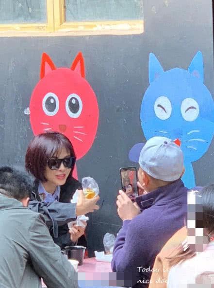 刘涛王珂游玩被偶遇，甜蜜牵手路边吃小吃，王珂耐心为妻子拍美照