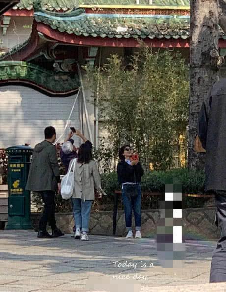 刘涛王珂游玩被偶遇，甜蜜牵手路边吃小吃，王珂耐心为妻子拍美照