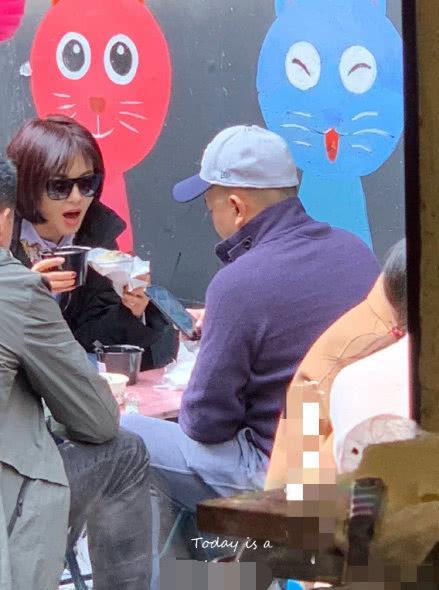 刘涛王珂游玩被偶遇，甜蜜牵手路边吃小吃，王珂耐心为妻子拍美照