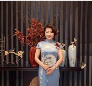 ​50岁女人穿什么颜色旗袍好看(五十岁的女人穿什么颜色的旗袍好看)