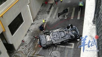 ​一豪华轿车从酒店三层停车场冲出飞坠下楼！就像在拍电影！刺激！