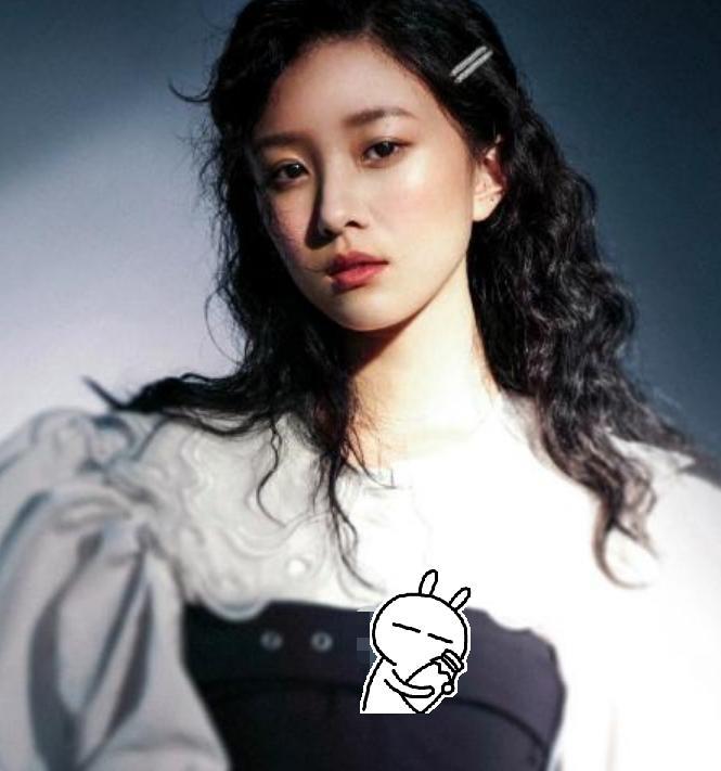 洪一诺身材到底多好，“3cm短裙”＋透明袜子，兰西雅成陪衬？