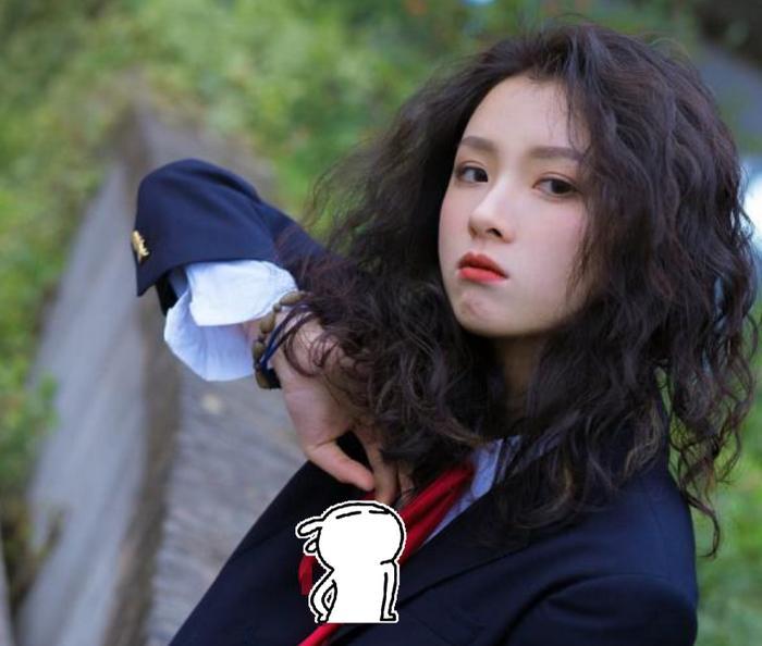 洪一诺身材到底多好，“3cm短裙”＋透明袜子，兰西雅成陪衬？