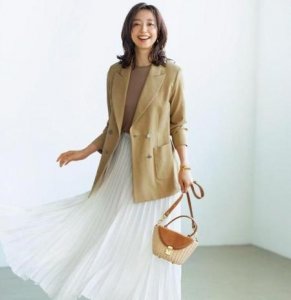 ​西装半身裙应该怎么搭配上衣