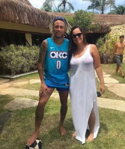 ​内马尔上多款球衣，内马尔你究竟是谁的球迷？