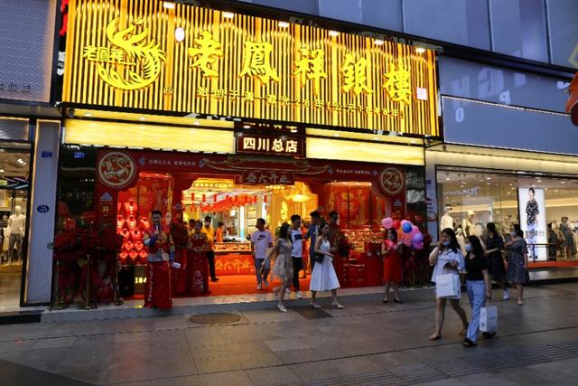 成都春熙路最繁华的街(成都最热闹最繁华的地方一一春熙路)(9)