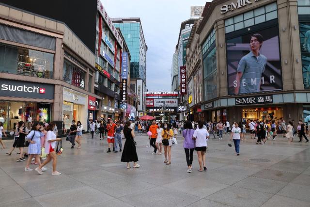 成都春熙路最繁华的街(成都最热闹最繁华的地方一一春熙路)(1)