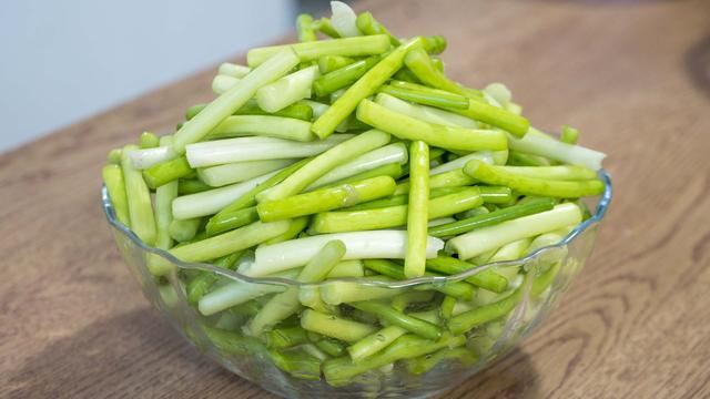 蒜苔的十种家常做法（四月蒜苔正当鲜）(12)