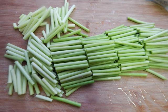 蒜苔的十种家常做法（四月蒜苔正当鲜）(18)