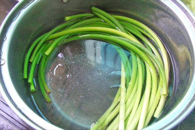 蒜苔的十种家常做法（四月蒜苔正当鲜）(32)