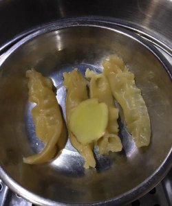 ​假花胶浸泡特征,猪皮做的鱼胶是什么样子的