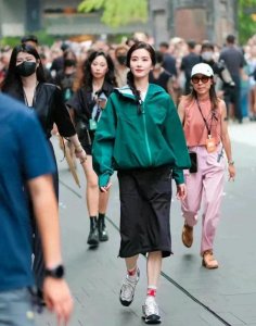 ​刘诗诗最新的街拍照片真的是美出了高级感！