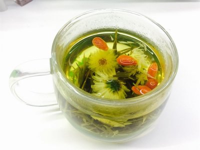 ​菊花茶的功效 养生小知识：菊花茶的功效，常喝此茶能够养颜去火，清心明