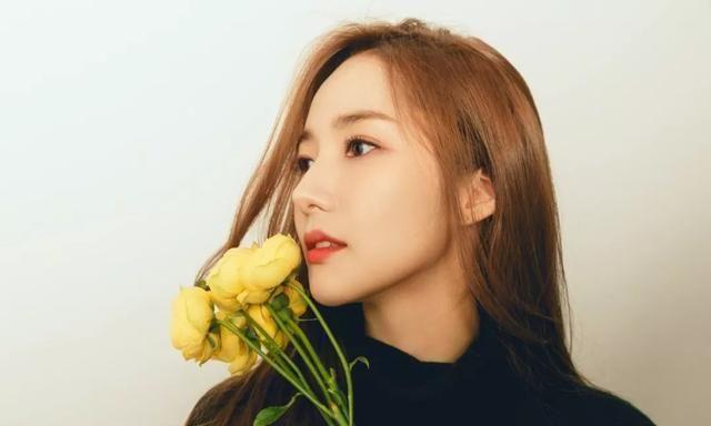 18岁就整容、被传潜规则上位，她可真不简单