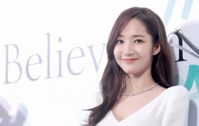 ​18岁就整容、被传潜规则上位，她可真不简单