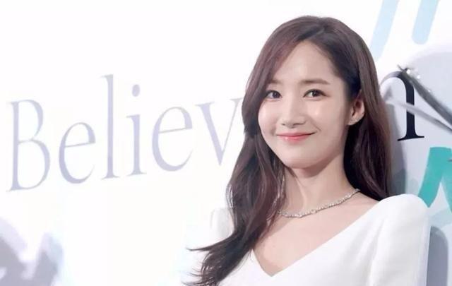 18岁就整容、被传潜规则上位，她可真不简单